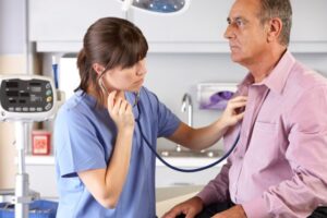 How do social workers assist patients in outpatient care settings?