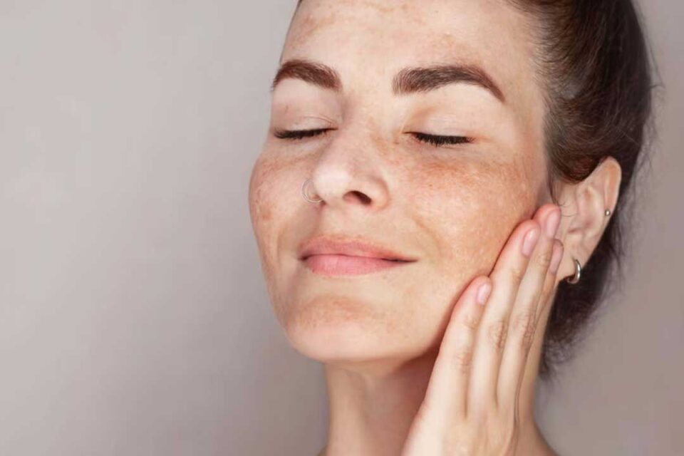 https://sonyadakar.com/blogs/the-s-room/how-to-brighten-skin-and-remove-dark-spots